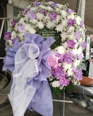 พวงหรีดดอกไม้สดโทนขาวม่วง Wreath of fresh flowers white and purple tones