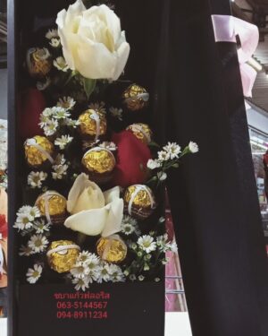 กล่องดอกกุหลาบสดกับเฟอเรโร่ พร้อมฝาปิด ขนาด 15×45 เซนติเมตร Box of fresh roses and Ferrero with lid, size 15×45 centimeters